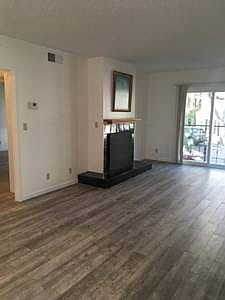 Living room, unfurnished view, pic 01