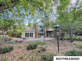 2030 Hunters Ridge Dr, Mason City, IA 50401