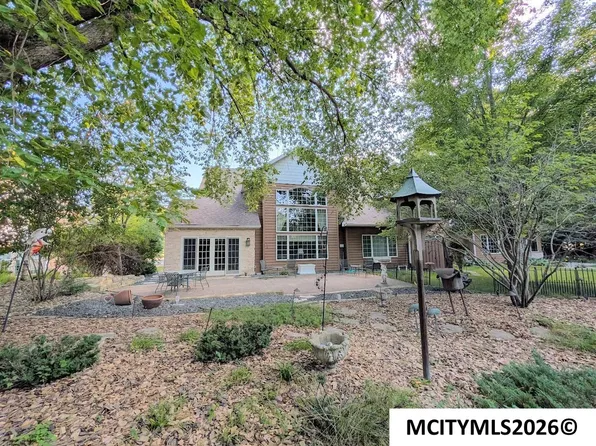 2030 Hunters Ridge Dr, Mason City, IA 50401