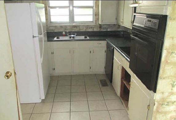 4th image of 2406 E Court St
