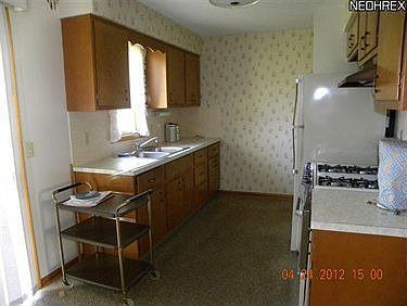 5th image of 445 W College St