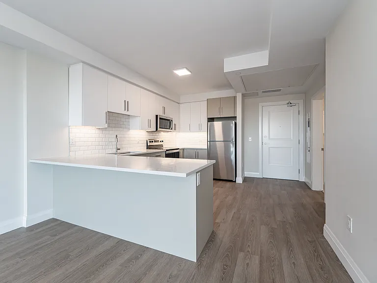 460 Columbia St W — Photo 44