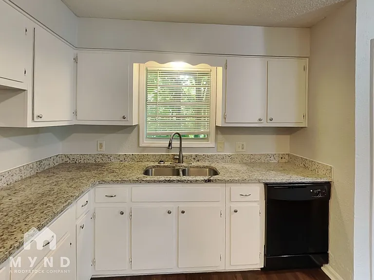 2274 Ashland Dr — Photo 9