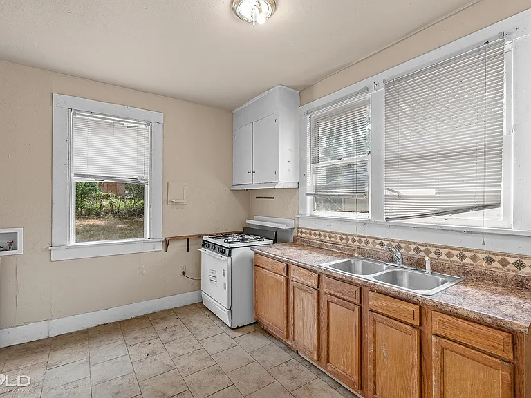 315 Robinson Pl — Photo 10
