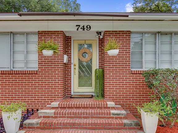 4th image of 749 Arlingwood Ave