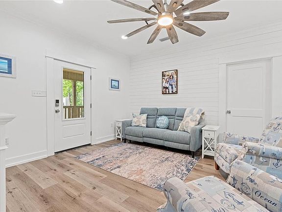 4th image of 901 La Fayette Pl