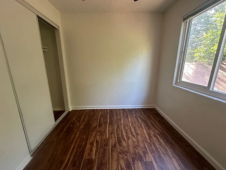 1033 Hoffman Ave #12 — Photo 37