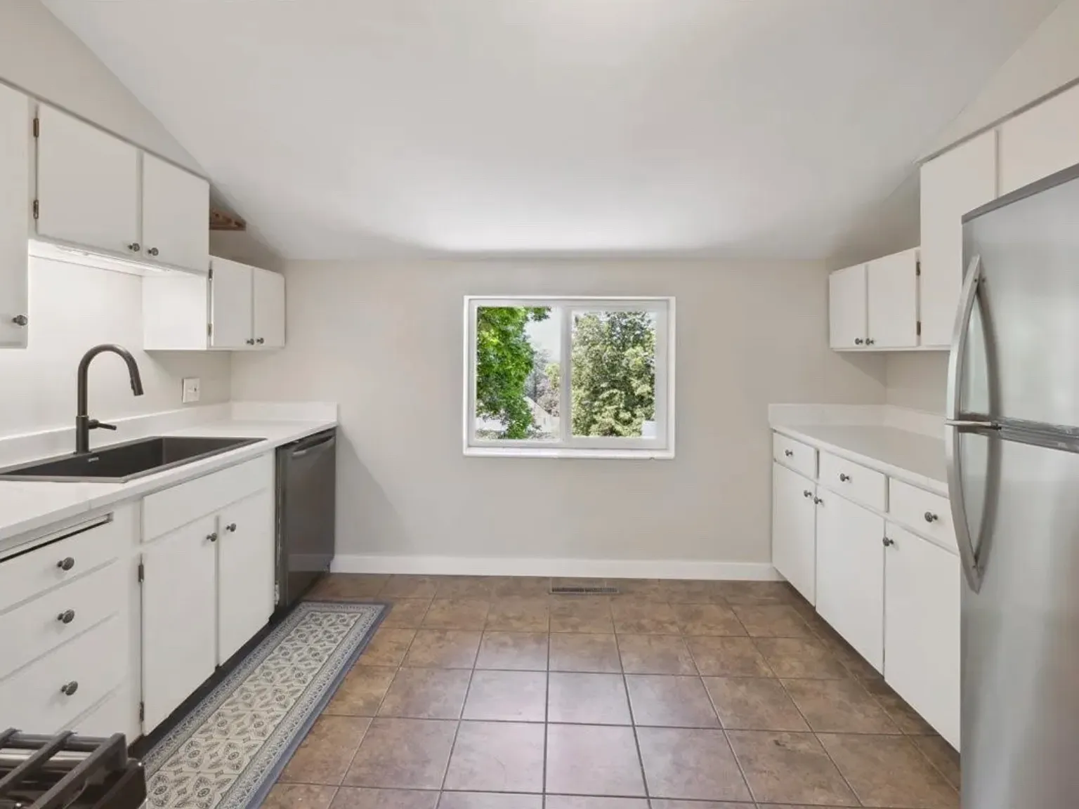 3 bed, 2.5 bath, 2442 sqft, $2,400 — Photo 4