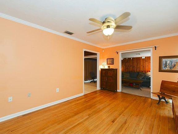 3rd image of 1001 Montrose Blvd N