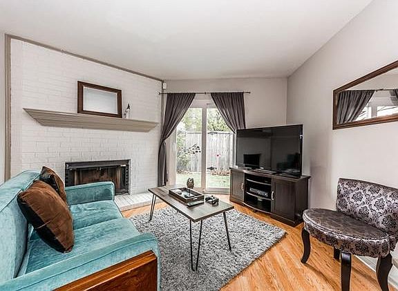 5th image of 609 Carriagehouse Ln APT 10
