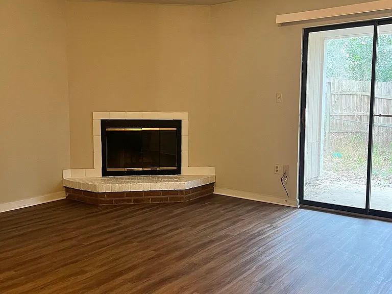 1850 Sylvan Ct — Photo 4