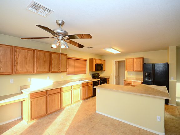 Kitchen lots of cabinet spac