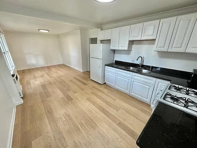 3 bed, 1000 sqft, $4,300 — Photo 2