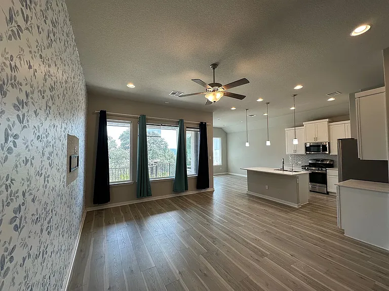 441 Saturnia Dr — Photo 3