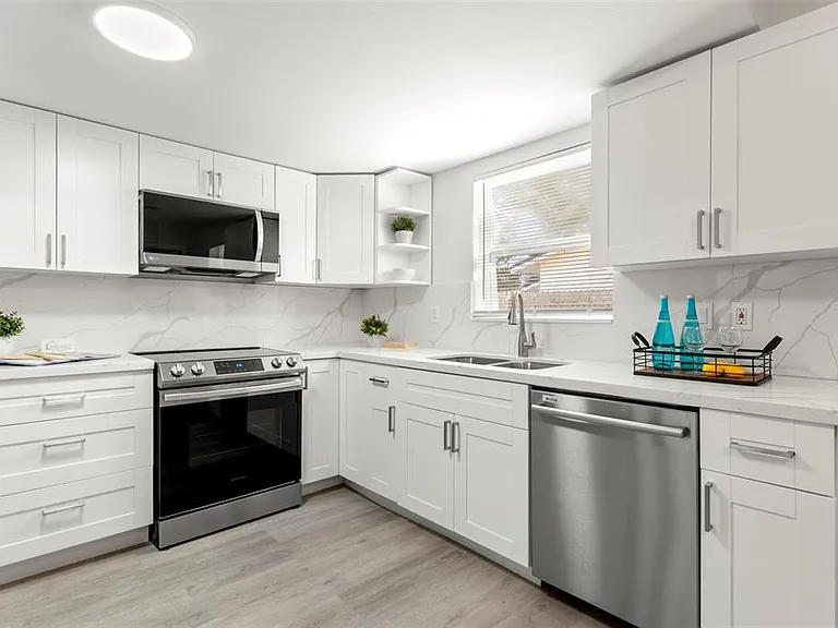 1524 Arizona Ave NE — Photo 10