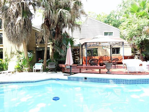 4th image of 2205 Washington Irving Dr