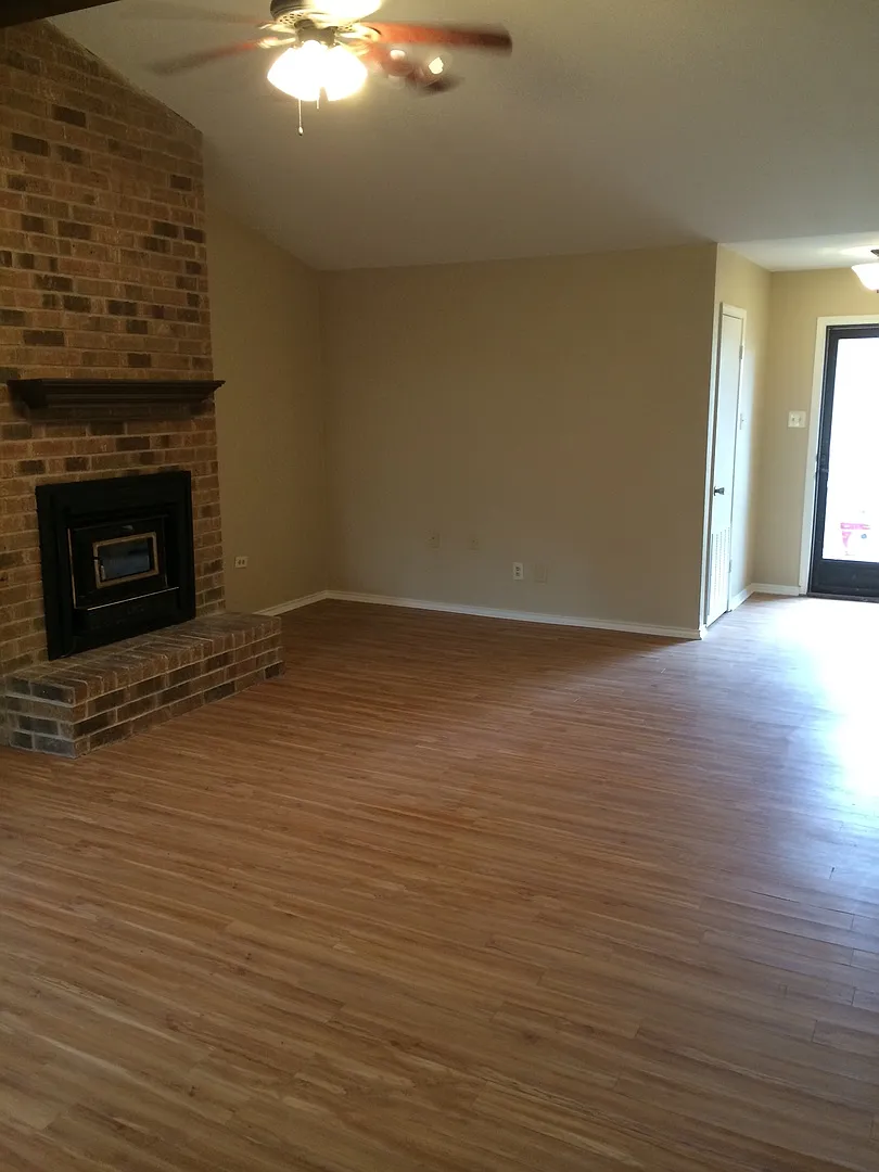 Charming 3 Bedroom in Flint! Coming Soon! — Photo 4