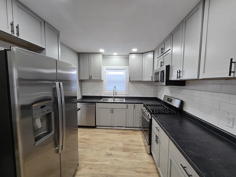 1219 E Madison St — Photo 7
