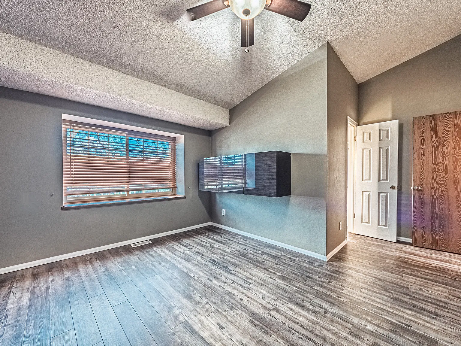 3 bed, 2.5 bath, 1334 sqft, $1,895 — Photo 3