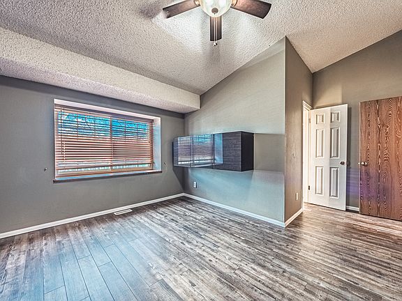 3rd image of 3914 Berkley Ct
