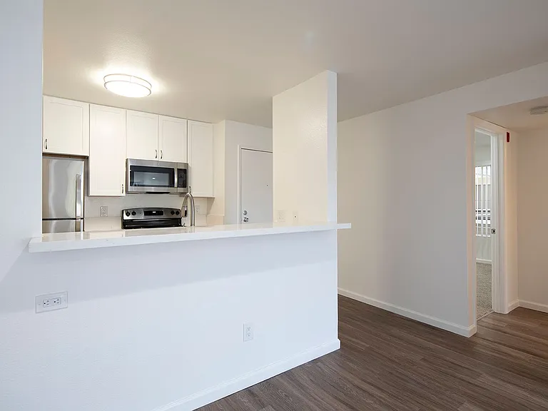 Mission Pacific Apartments — Photo 20