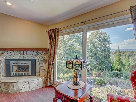 4th image of 182 Brookwoods Ln