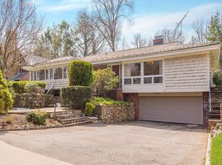 4 Surrey Rd, Great Neck, NY 11020