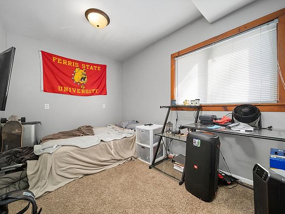 5th image of 515 Hutchinson St