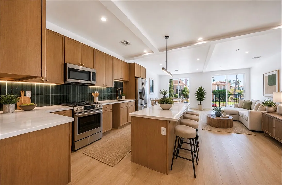 4 bed, 1966 sqft, $5,678 — Photo 2