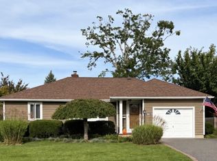380 N Clinton Ave, Lindenhurst, NY 11757