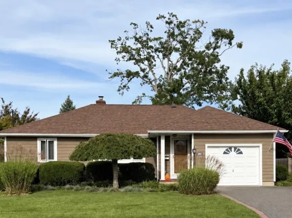 380 N Clinton Avenue, Lindenhurst, NY 11757