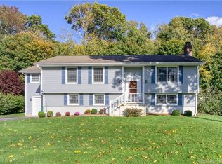 7 Indian Valley Dr, Waterford, CT 06385