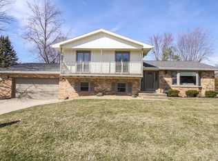 2904 Kingsbury Ct, Bloomington, IL 61704