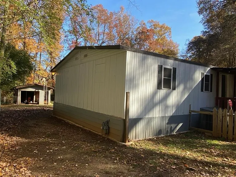 200 Village Pl — Photo 2