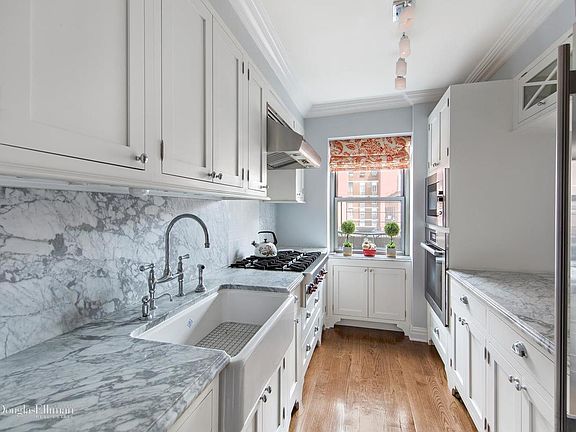 4th image of 1068 Lexington Ave #14B