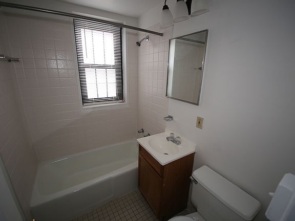 4th image of 35 College Ct