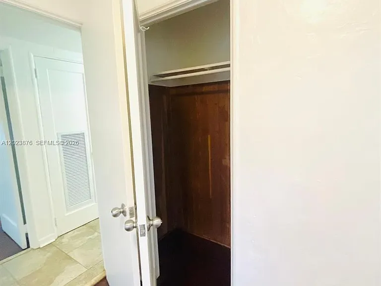 1020 SW 36th Ct — Photo 25