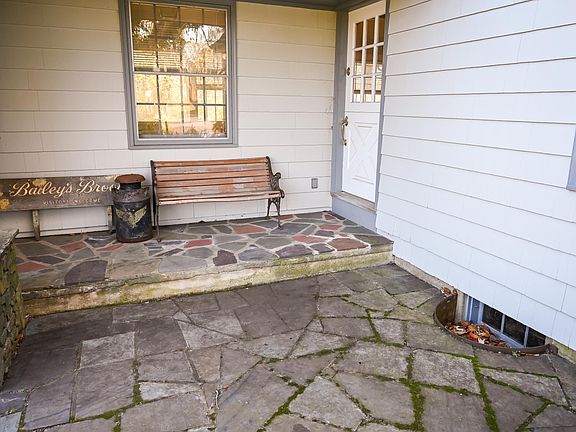 Front porch/ entrance