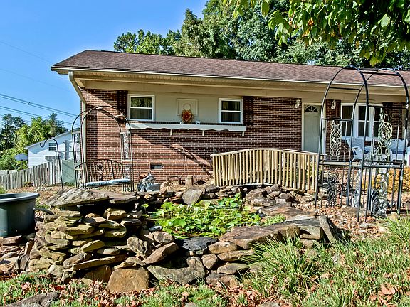 3rd image of 833 Alma Ln