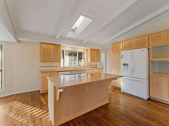 4th image of 949 Wards Creek Rd