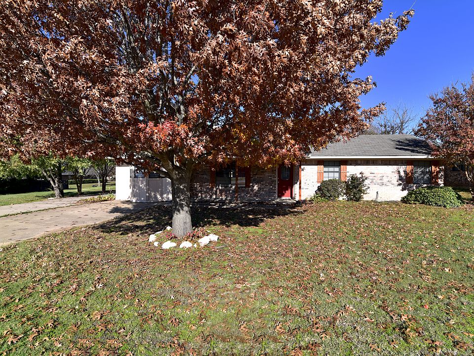 1st image of 304 Creekside Dr