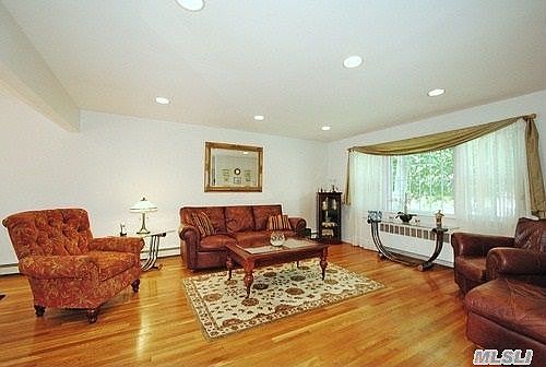 2nd image of 22 Iroquois St E