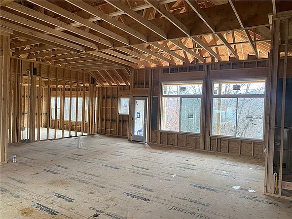 4th image of 10 Knebworth Dr