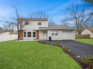 129 Hounslow Rd, Shirley, NY 11967