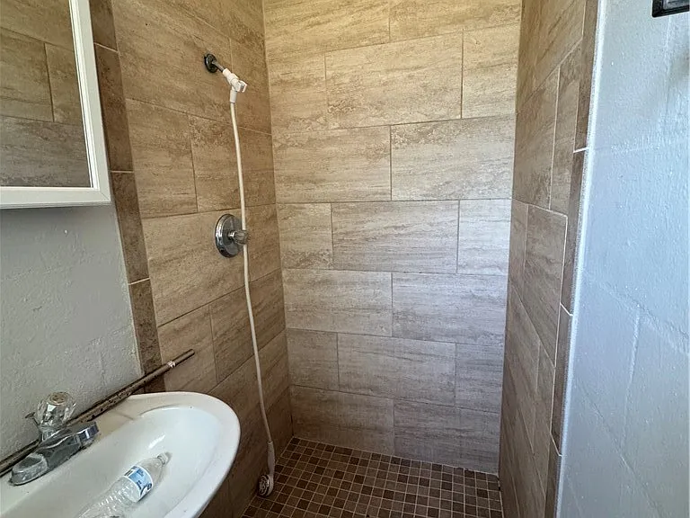 315 Sangster St — Photo 8