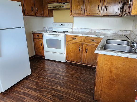 Kitchen with provided appliances