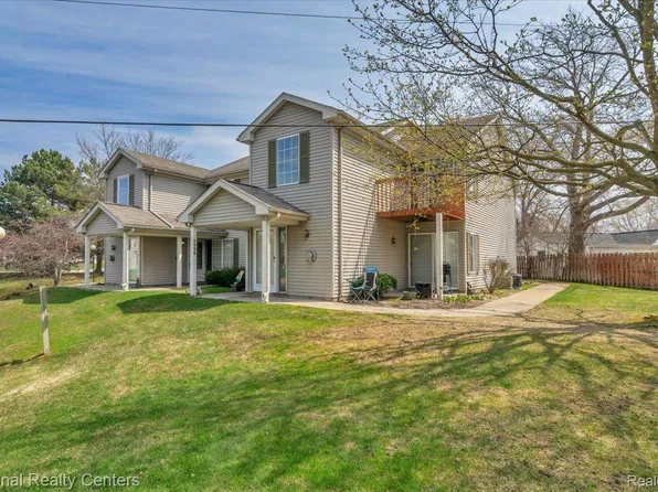 5026 Amhurst Ct, Waterford, MI 48327