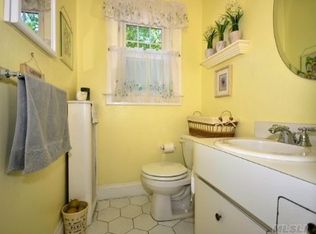 16 Royal Rd, Rockville Centre, NY 11570