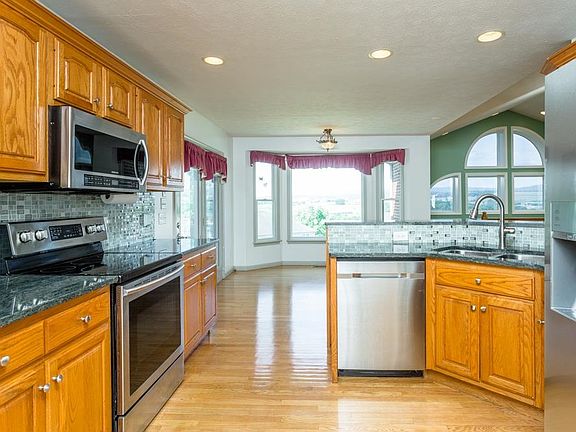 2nd image of 330 Broadmoor Ln