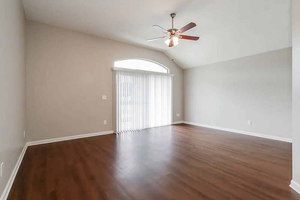 3 bed, 2.0 bath, 1590 sqft, $1,985 — Photo 3